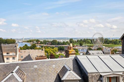 une vue sur une ville avec une grande roue dans l'établissement Appartement Lucarnes - 3 étoiles - Welkeys, à Honfleur