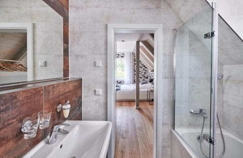 ein Bad mit einer Badewanne, einem Waschbecken und einer Dusche in der Unterkunft Bei Meyers Schlafen & Feiern in Böhlen