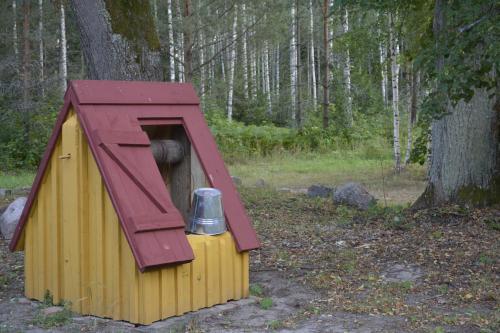 a small dog house with a bucket in it at Nedsaja metsamaja ja saun in Nedsaja