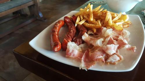 Comida en o cerca de este apartahotel