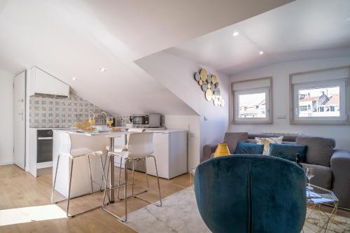 Good Karma - Bright and Sophisticated Apartment with Balcony