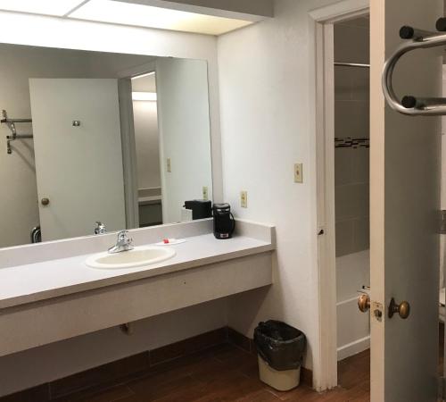 Koupelna v ubytování Travelodge by Wyndham Truth or Consequences