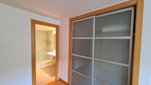 um armário de vidro na casa de banho com espelho em Forum-CCIB-Relax Flats em Barcelona