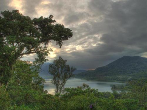een uitzicht op een meer met bomen en een bewolkte hemel bij Bukit Kembar Ecotourism in Gitgit