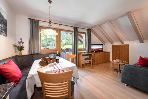 Televisyen dan/atau pusat hiburan di AlpenChalet Niederkofler