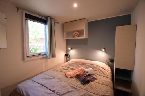 - une petite chambre avec un lit et une fenêtre dans l'établissement Camping Les Salisses - Maeva, à Vias