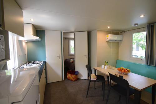 Il comprend une petite cuisine avec une table et un comptoir. dans l'établissement Camping Les Salisses - Maeva, à Vias