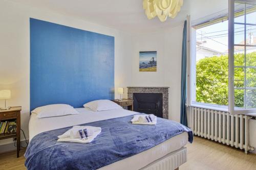 a bedroom with a blue wall and a bed at Charming Basque villa with garden - Bayonne - Welkeys in Bayonne