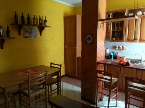kuchnia ze stołem, krzesłami i zlewem w obiekcie Angolo Felice B&B w mieście Castignano