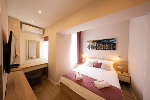 ein Hotelzimmer mit einem Bett und einem Fenster in der Unterkunft Apartment Ventum in Zadar