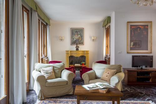 a living room with two chairs and a tv at Ca degli Avvocati in Venice
