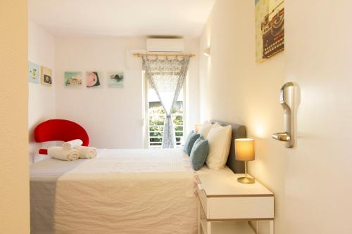 
a bedroom with a bed and a desk at Villa Prana Guesthouse, Yoga & Ayurveda in Portimão
