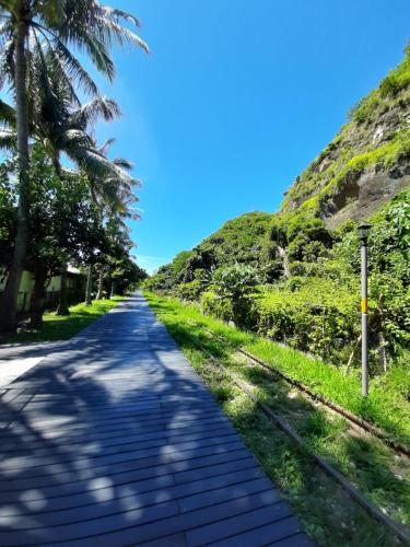 una strada con palme sul fianco di una collina di Love Travel Guest House a Città di Taitung