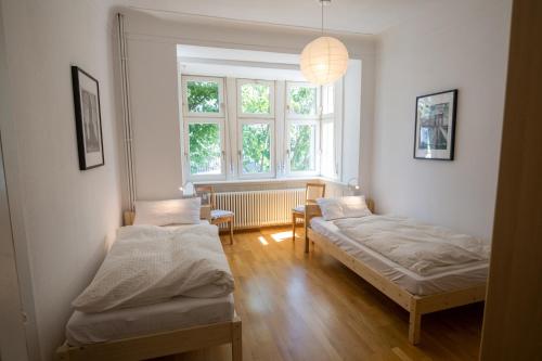 een kamer met 2 bedden en een raam bij VILLA14 in Offenburg
