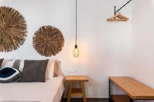 sala de estar con sofá y mesa en Secret Garden Apartments en Mykonos ciudad