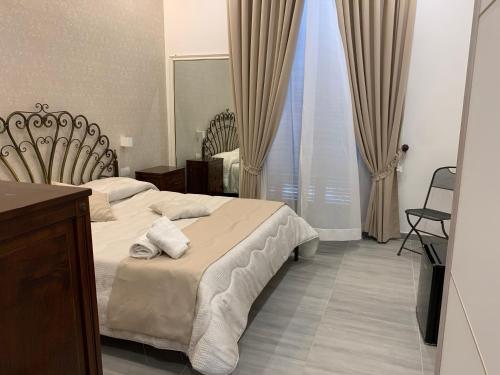 een hotelkamer met een bed met handdoeken erop bij Casa Sammarco in Napels