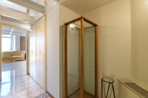 - une douche à l'italienne dans une chambre avec un miroir dans l'établissement Duomo Cathedral View - Luxury Apartment, à Milan