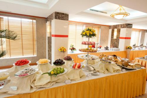 una mesa larga con platos de comida. en Brown Bean 2 Hotel, en Da Nang