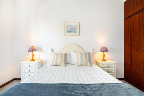 Ένα ή περισσότερα κρεβάτια σε δωμάτιο στο Flor da Rocha Beachside by Encantos do Algarve - 304D