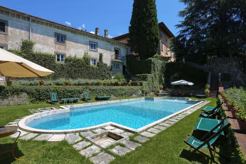 a swimming pool in the yard of a building at Villa Luisa in Lucca