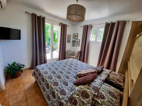 une chambre avec un lit avec des oreillers dessus dans l'établissement Villa 