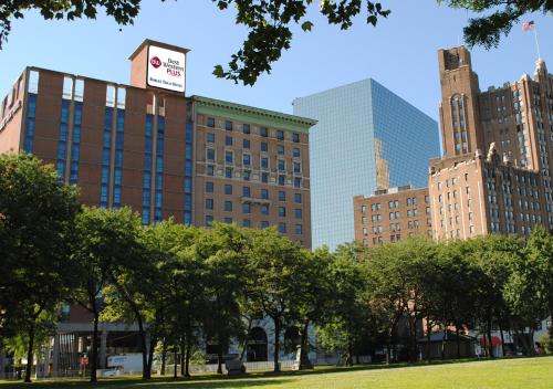 a view of the city from a park at Robert Treat Hotel in Newark