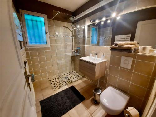 une petite salle de bain avec toilettes et lavabo dans l'établissement Villa 