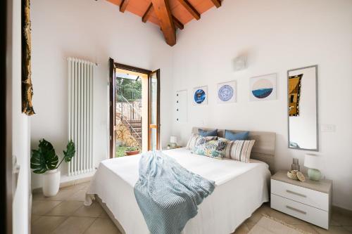 Un pat sau paturi într-o cameră la Noi 2 Vacanze in Relax House Val d'Orcia