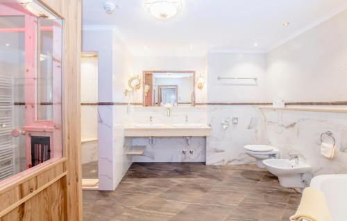 a bathroom with a sink and a toilet at Der Lärchenhof in Erpfendorf
