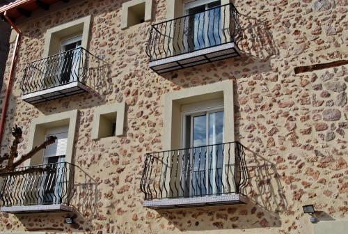 un edificio de ladrillo con balcones en su lateral en Hotel Gil en Montanejos