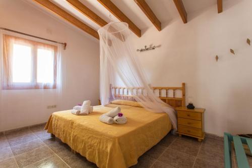 A bed or beds in a room at Ca na Lidia d’en Carlos