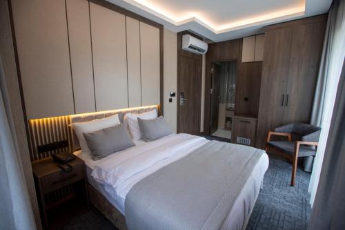 Кровать или кровати в номере THE GREEN HOTEL