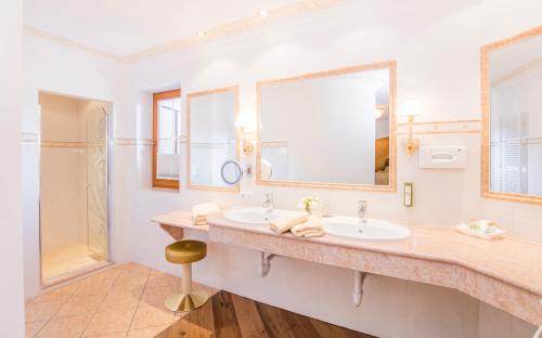 a bathroom with a sink and a shower at Der Lärchenhof in Erpfendorf
