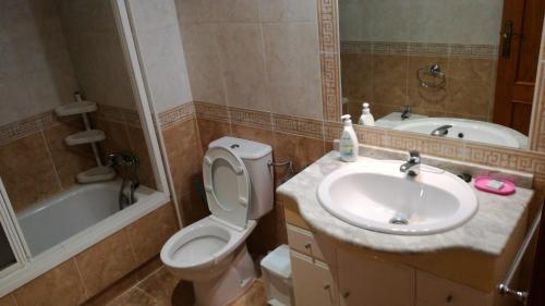 een badkamer met een wastafel, een toilet en een bad bij Apartamento Playa Mar 303 in Playas de Orihuela