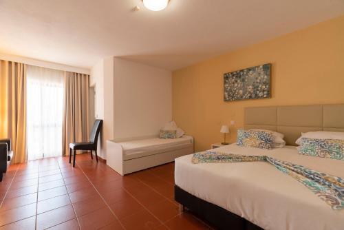 曼塔羅塔的住宿－Manta Guest，酒店客房,配有两张床和椅子