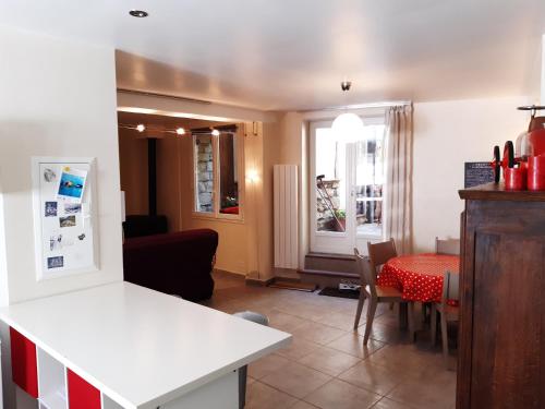 瓦爾代布洛爾的住宿－Le Manaïrou，厨房以及带桌椅的起居室。
