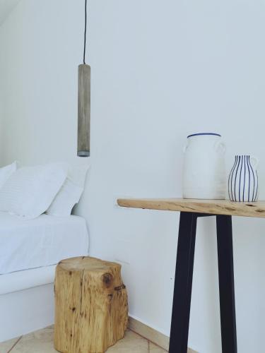 StavrosにあるGardenia Apartmentsの木の切り株の木製テーブル