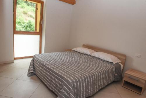 uma cama num quarto com uma janela e uma cama sidx sidx em Residence Noemi em Lazise