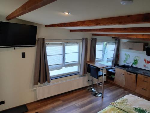 a room with a desk and a computer in it at Appartement Merl in Saarwellingen