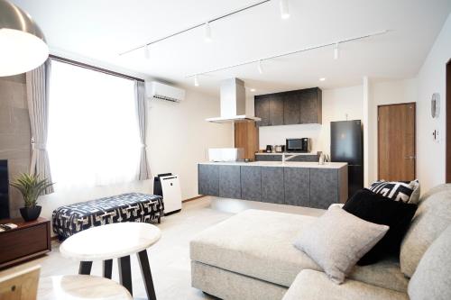 salon z kanapą i kuchnią w obiekcie SENT RESORT VILLA Miyako-jima #MP1 w mieście Miyako-jima