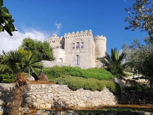 ein Schloss auf einer Steinmauer in der Unterkunft Rocca Giulia in Ostuni