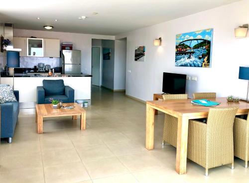 Uma área de estar em Blue Bay Beach - Seaview Apartment - Blue Seas
