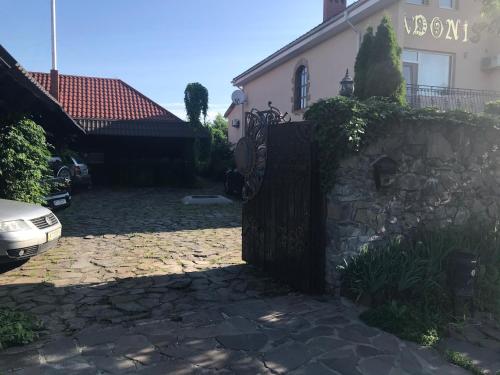 Edificio en el que se encuentra el hostal o pensión