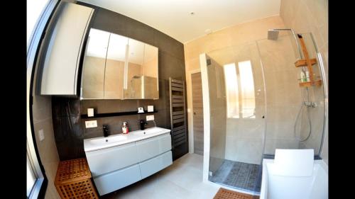 une salle de bain avec un lavabo blanc et une douche dans l'établissement VILLA OCEANE, à Cannes