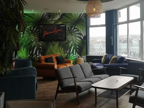 Oceanside Lifestyle Hotelにあるシーティングエリア