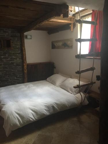 una camera con un letto in una stanza con un muro di mattoni di CHALET GORRET CHENEIL a Valtournenche