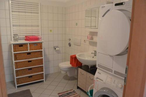 a bathroom with a sink and a toilet and a mirror at Direkt im Herzen von Bayreuth Wohnung S9 mit 115qm und großem Balkon in Bayreuth