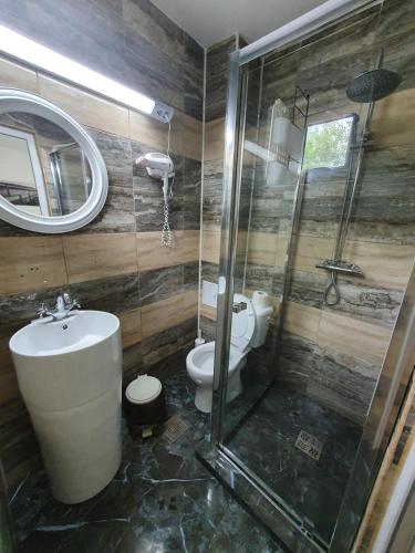 een badkamer met een toilet, een wastafel en een douche bij Casa Carmen in 2 Mai