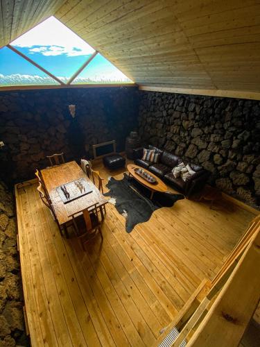 an overhead view of a room with a table and chairs at Camp Boutique in Gaulverjabær
