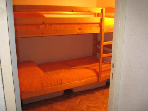 quelques lits superposés dans une chambre dans l'établissement Vias Plage - Maison de vacances, à Vias